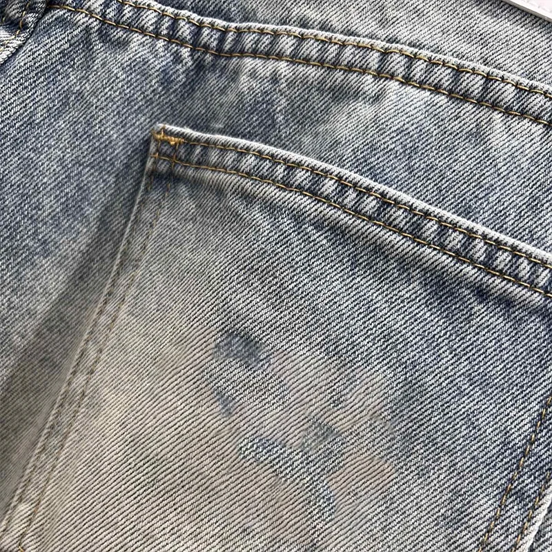 Pantalon en denim bleu aquarelle vintage pour femme de haute qualité avec un design ajusté et un jean à motif imprimé 2592488