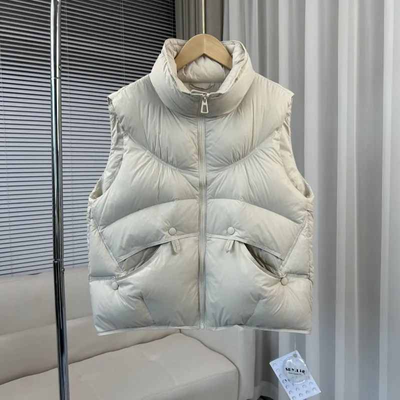 เสื้อกั๊กดาวน์ไร้แขนสำหรับผู้หญิง ฤดูหนาว 2025 ผ้าขนเป็ดสีขาว คอตั้ง อุ่นสบาย สไตล์ลำลอง เสื้อกั๊กสวมทับแบบเบาๆ