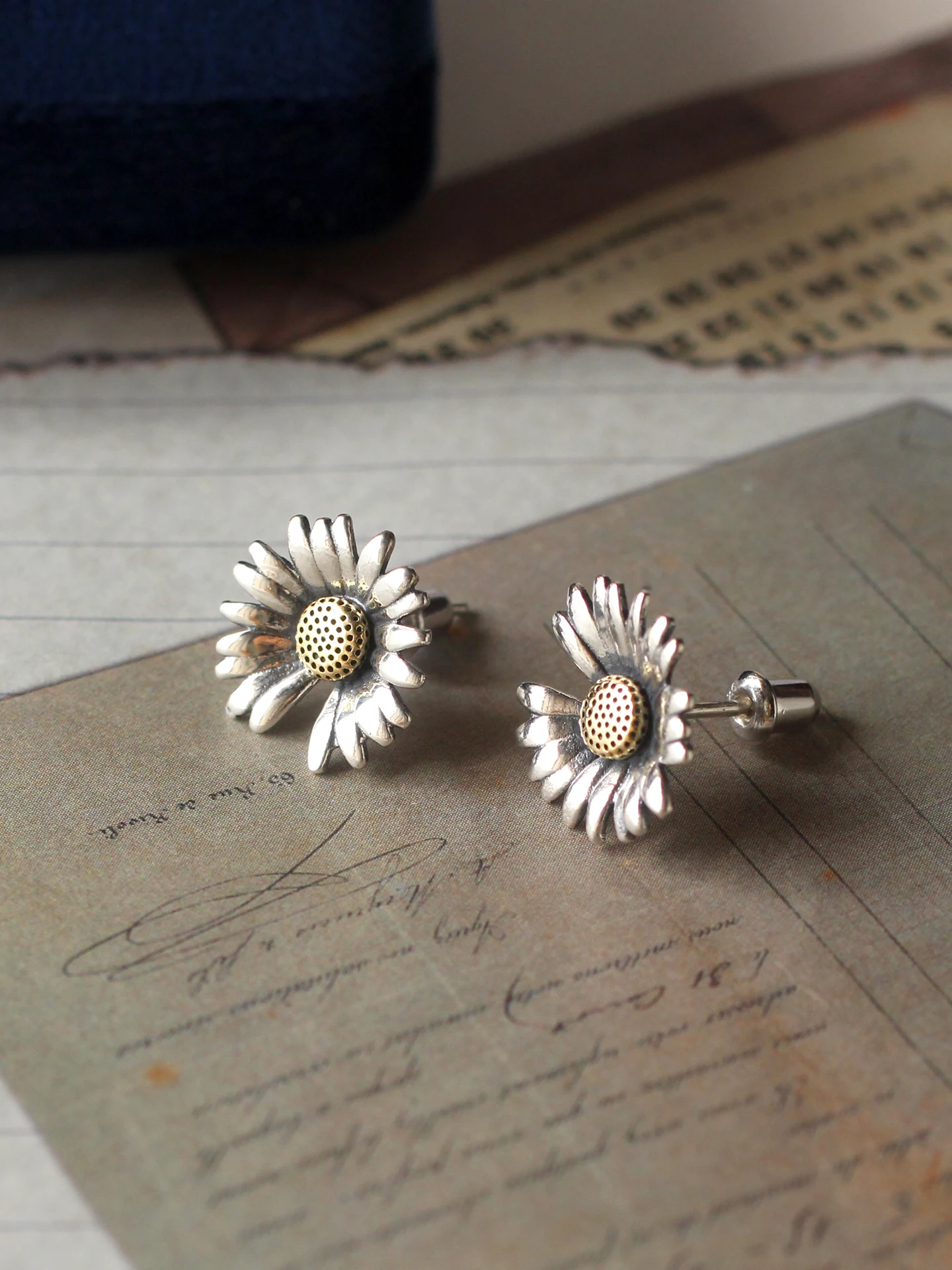 Original Design 925 Silver Needle Daisy Earrings Women's Elegant Versatile High-end Luxury Fashionable Retro Ear Jewelry