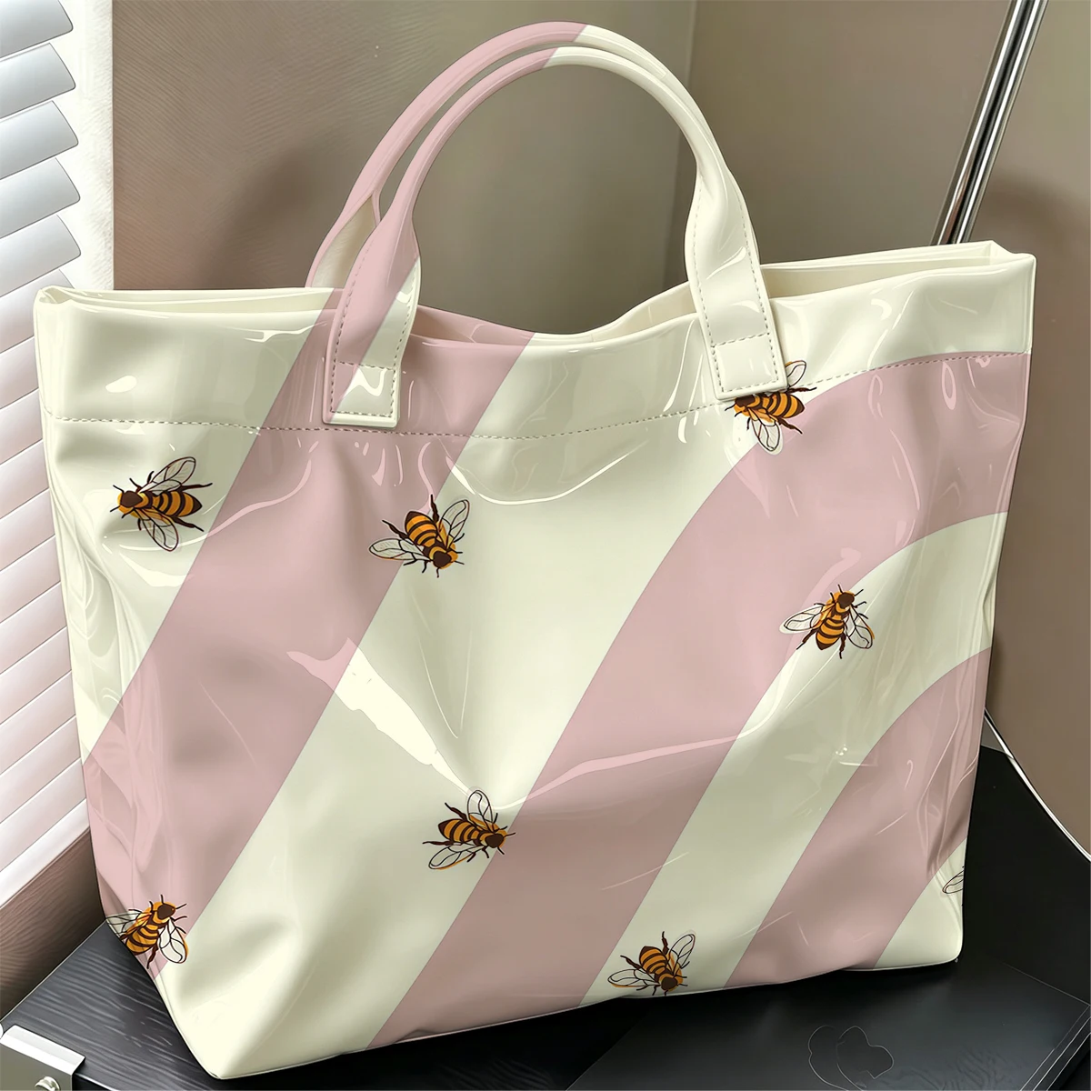 Bee Stripes - Bolso Tote Grande de PVC Brillante, Lavable a Mano, Impermeable, Ideal para Viajes, Traslados y Almacenamiento de Maquillaje