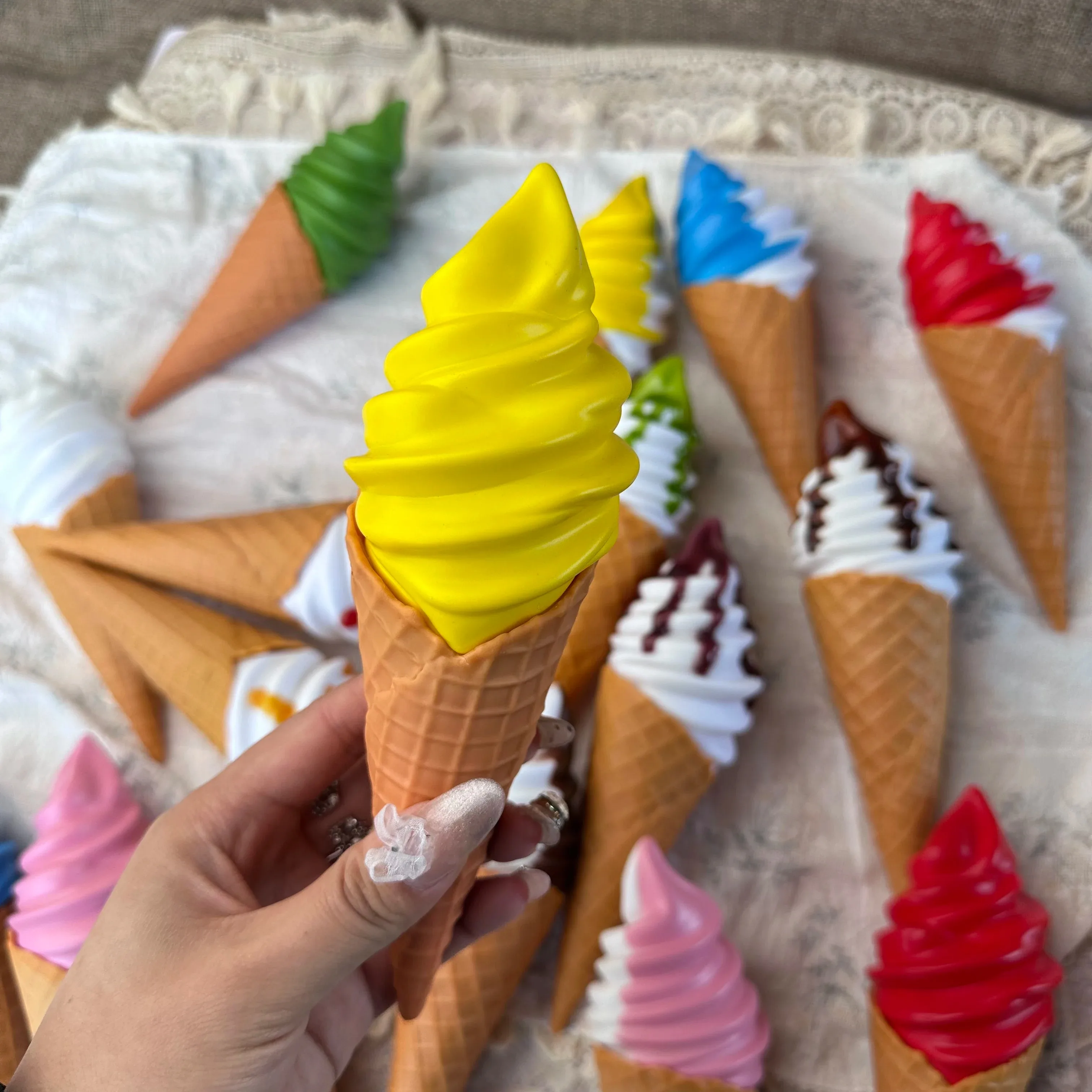 21 cm/8,3 Zoll realistisches PVC-Eis, großes gefälschtes Dessertmodell für die Schaufensterstellung, Fotografie-Requisite, Party-Dekoration, Lebensmittelständer – Detail 7