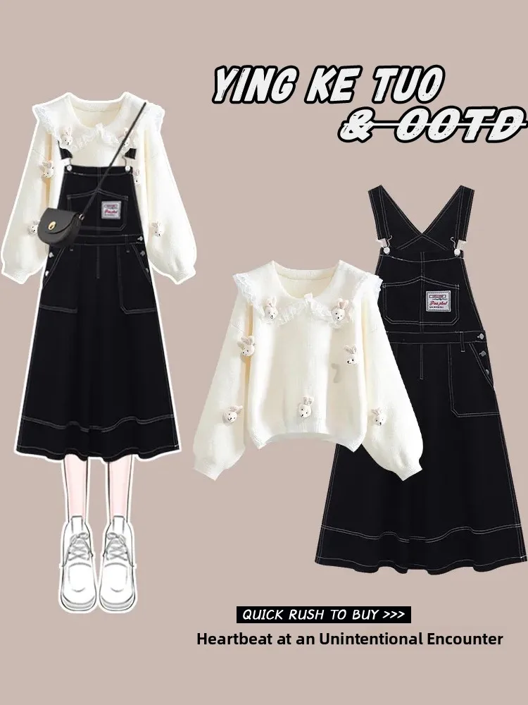 

Осенний комплект 2026: новый стиль, вязаный свитер малого размера и джинсовый комбинезон, молодежный студенческий стиль, эффект стройности