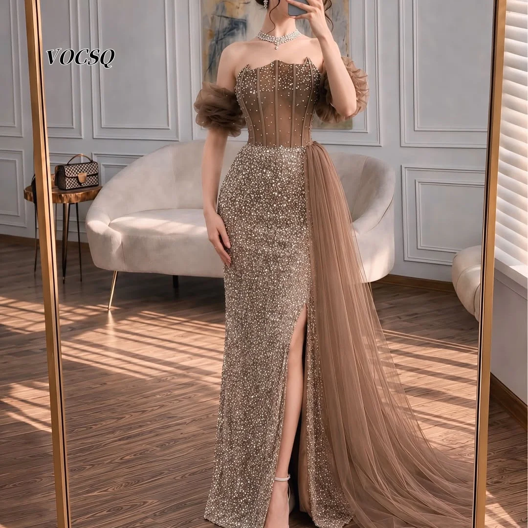 Abendkleider für Damen 2026 Champagnerfarbenes Perlenbesetztes Abendkleid Trägerloses Korsett-Kleid mit Schlitz für Roter Teppich & Schönheitswettbewerb Maßanfertigung