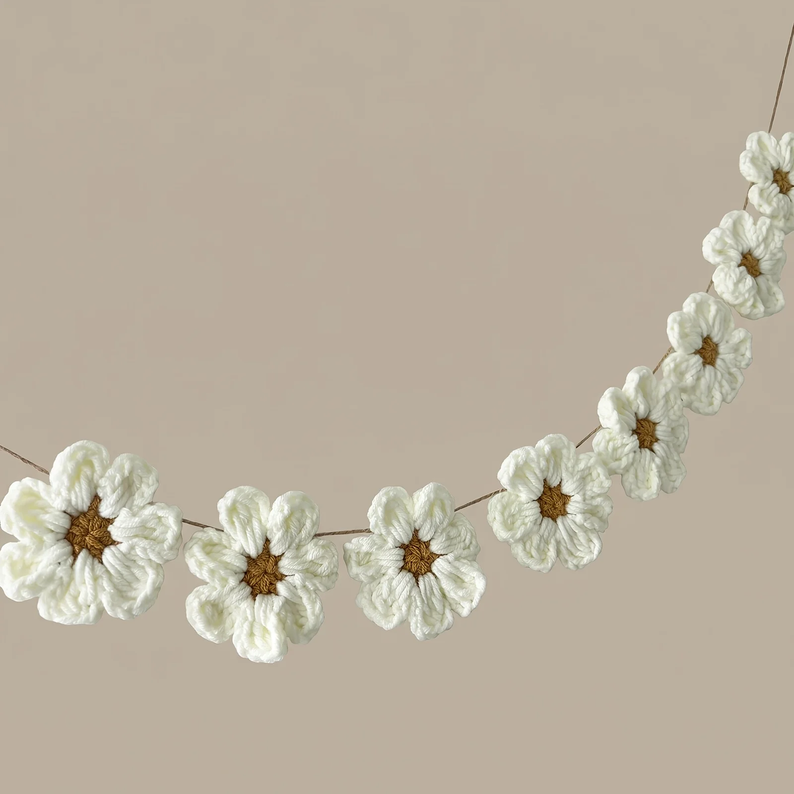 Handgefertigte Häkel-Gänseblümchen-Blumengirlande Boho Blumen-Wandbehang für Muttertag Wohnzimmer Schlafzimmer Deko 8 Blumen – Detail 6