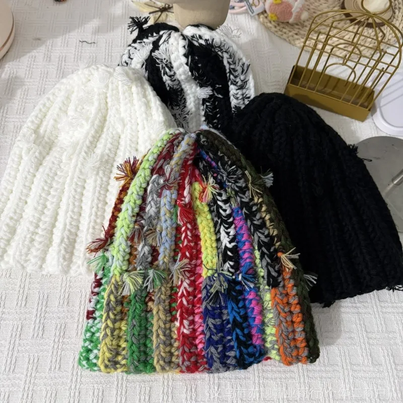 Winterwarme, personalisierte, handgestrickte, bunt gestreifte Strickmütze, modische Quasten-Ohrschutz-Beaniemütze für Damen – Detail 1