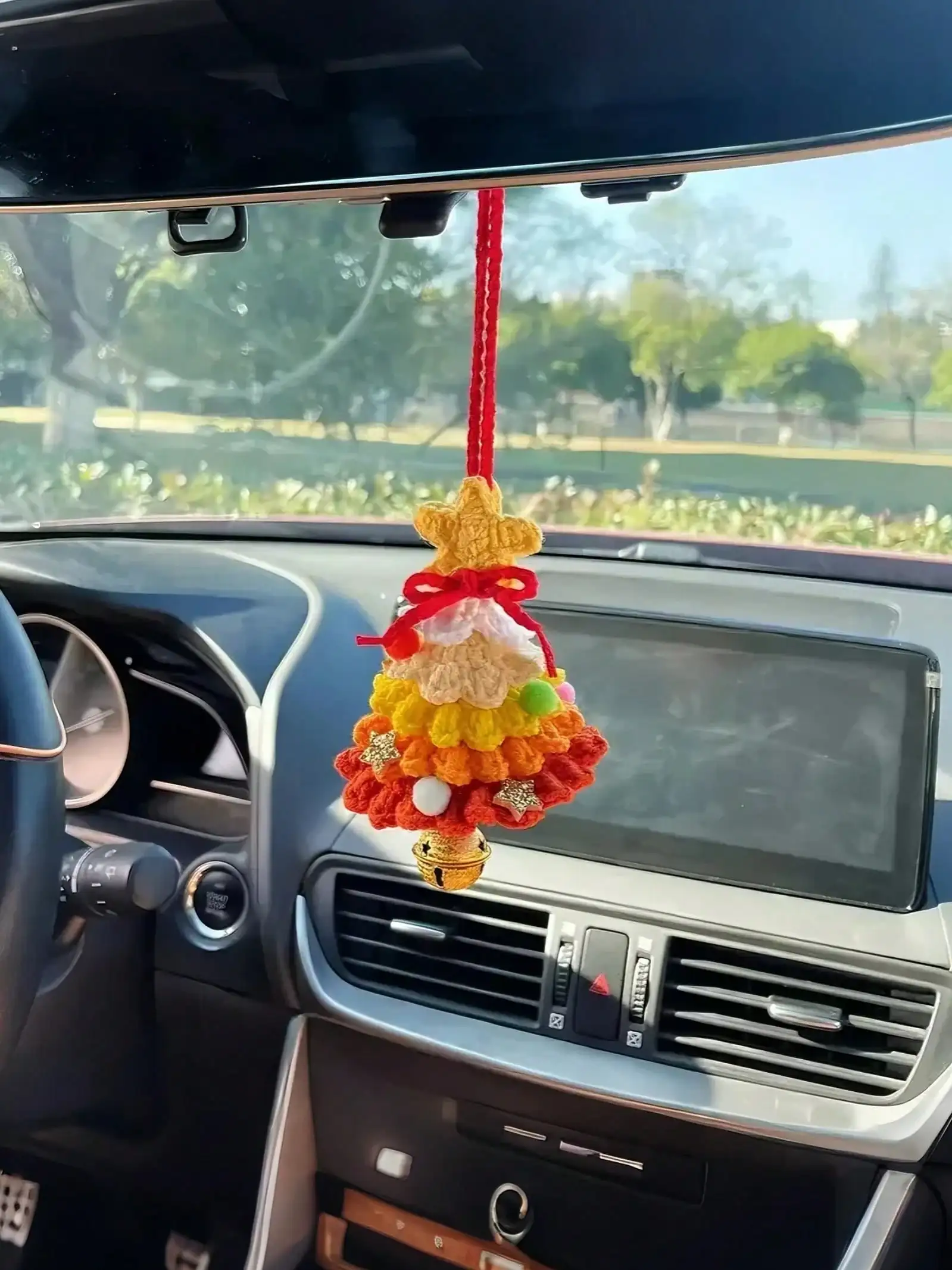 เครื่องประดับติดกระจกมองหลังรถยนต์รูปต้นคริสต์มาสสามารถเพิ่มบรรยากาศแห่งเทศกาลได้ทันที