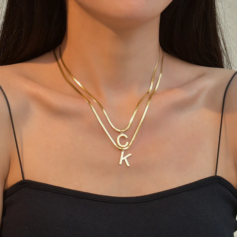 Collana con ciondolo alfabeto inglese fai-da-te in acciaio inossidabile di moda, catena semplice personalizzata con clavicola a doppia lama