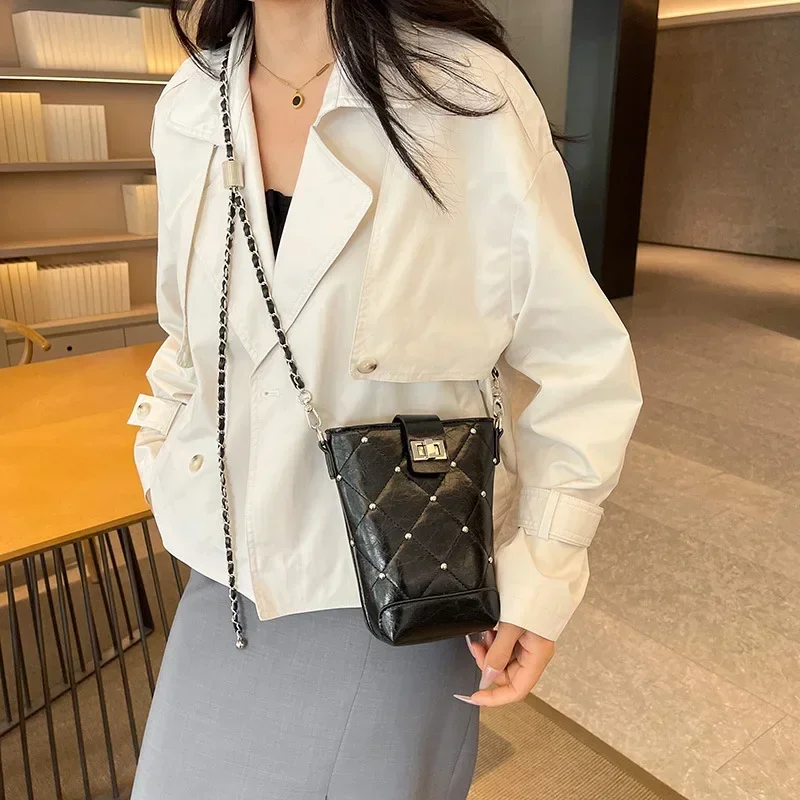 

2025 New Women's Bucket Bag with Riveted Check Pattern - Shoulder Strap for Versatile Messenger Bag Use