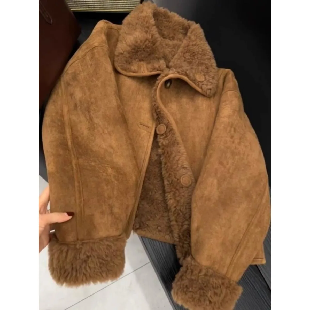 

Unique Super Good Looking Women's Winter Thiened Lamb Fur Jaet Retro Khaki Color Inteated Leather And Fur Coat Casual S...