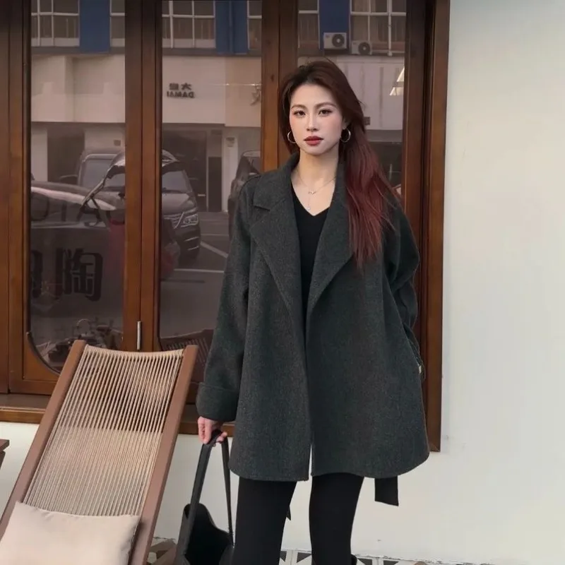 

Черная двусторонняя шерстяная куртка 2025 года, флисовое пальто, женское короткое корейское свободное и универсальное серое шерстяное пальто с поясом