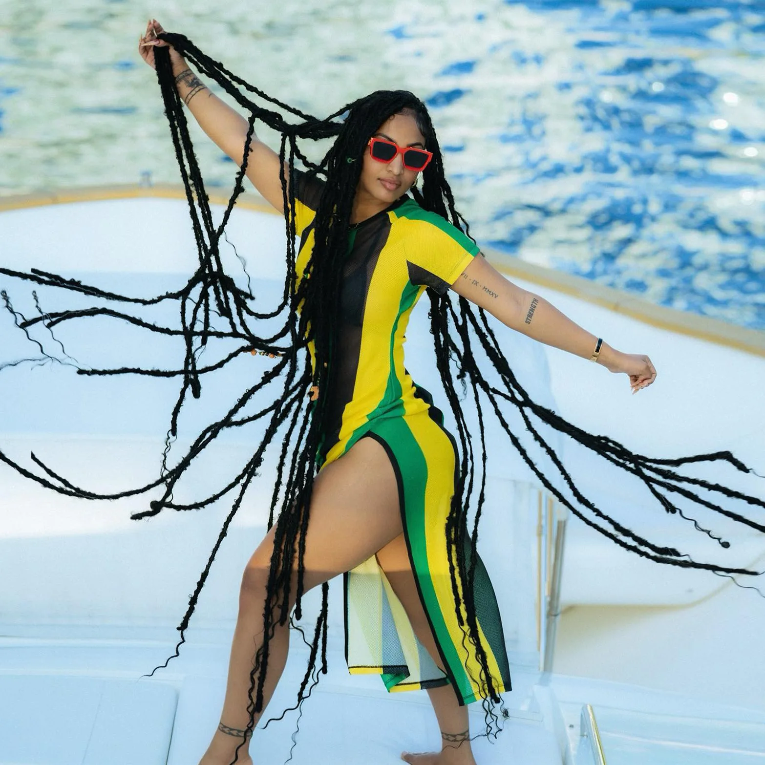 

Летнее платье 2026: Приталенное женское платье с коротким рукавом, круглым вырезом, высоким разрезом, в тон, комфортное, повседневное, для вечеринок