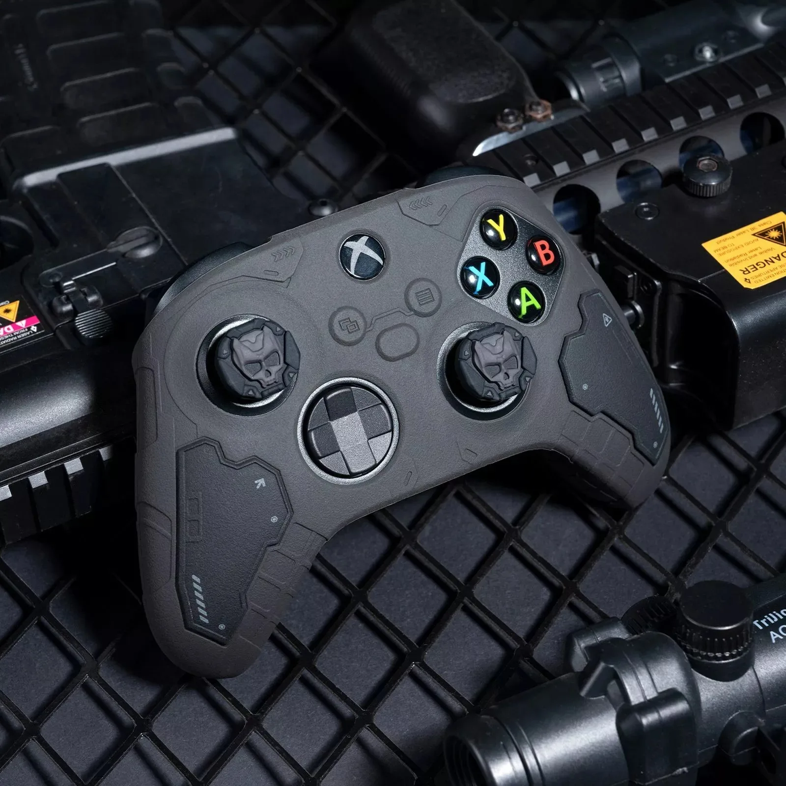 Zestaw uchwytów do kontrolera taktycznego GeekShare G.S.TAC kompatybilny z kontrolerem Xbox Series X/S z 2 nakładkami na kciuki