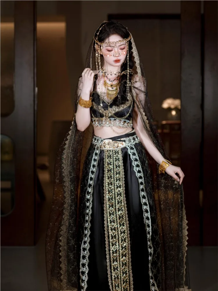 

Elegant and fashionable black exotic style clothing from ancient cities in the Western Regions