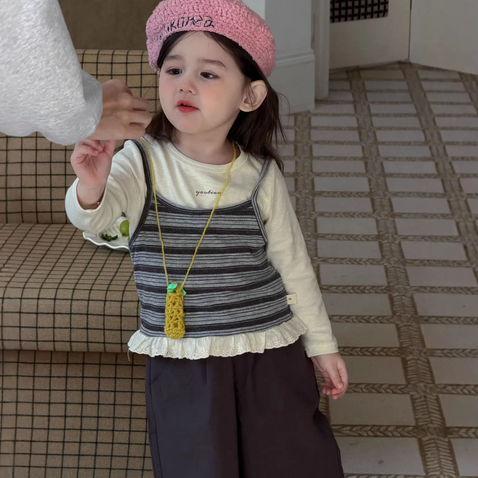 

Комплект для девочек, весна 2026, тонкая футболка, стильная футболка в полоску для девочек, футболка с длинными рукавами и штанами, детский комплект из трех предметов