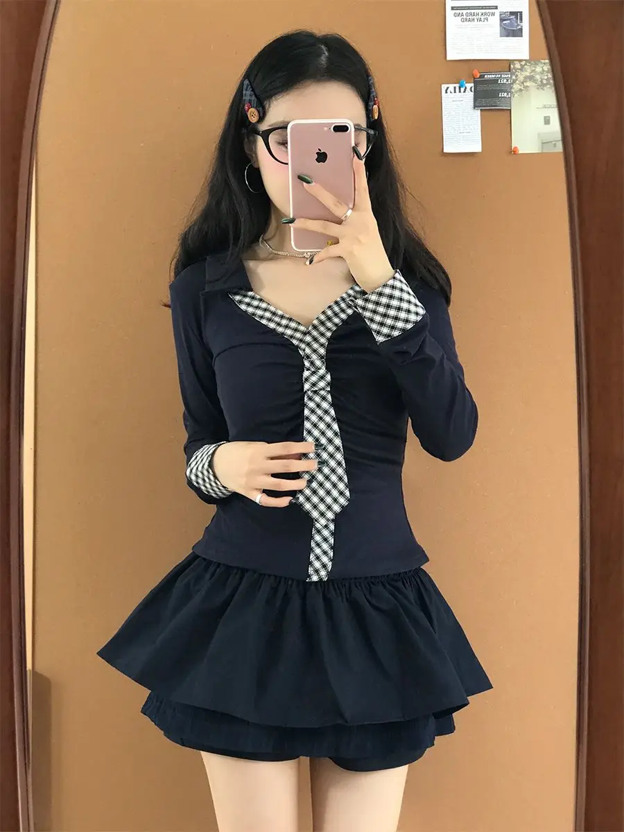 

Осенний комплект из двух предметов: топ с длинным рукавом и воротником в клетку, приталенный, и пышная короткая юбка. Модный образ для дерзкой девушки.