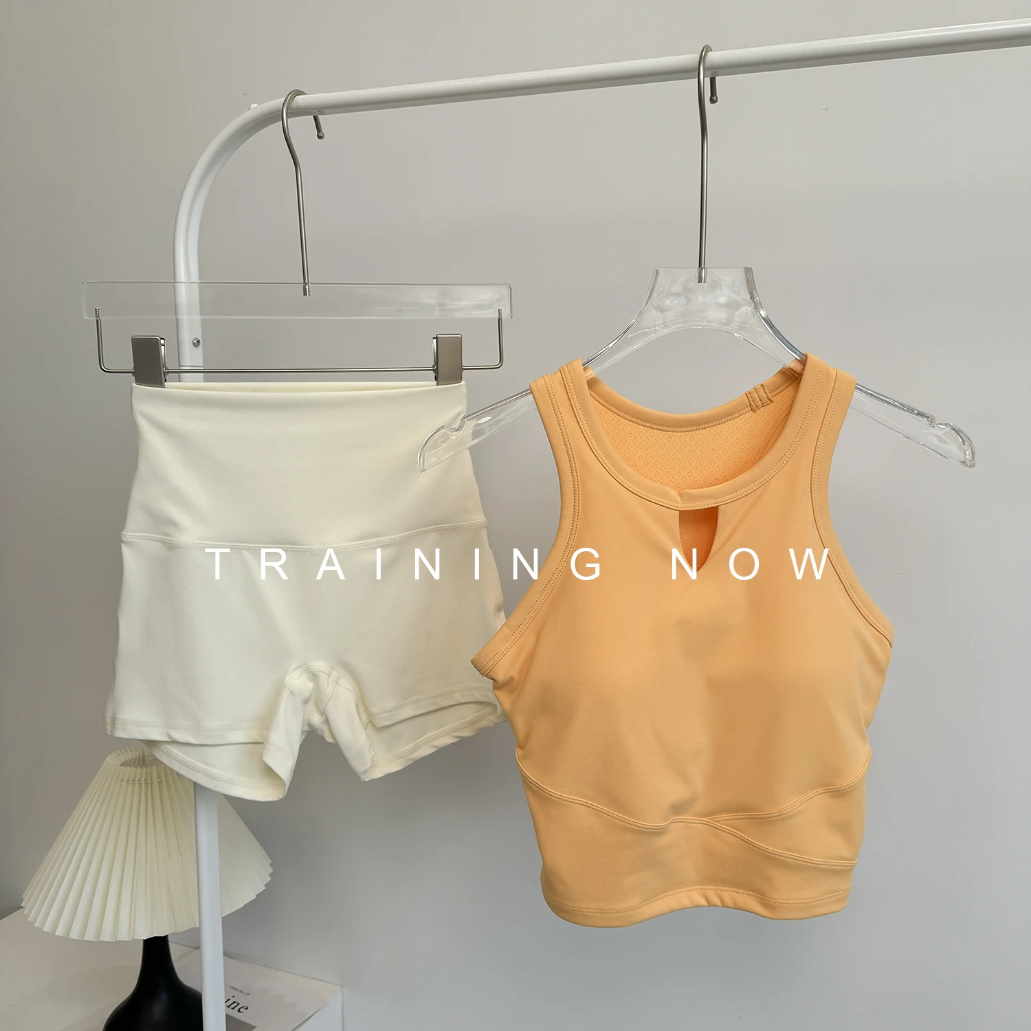 

Быстросохнущий женский костюм для бега летом. Высококачественный и красивый быстросохнущий бюстгальтер для тренировок в тренажерном зале. Голый и носить йогу.