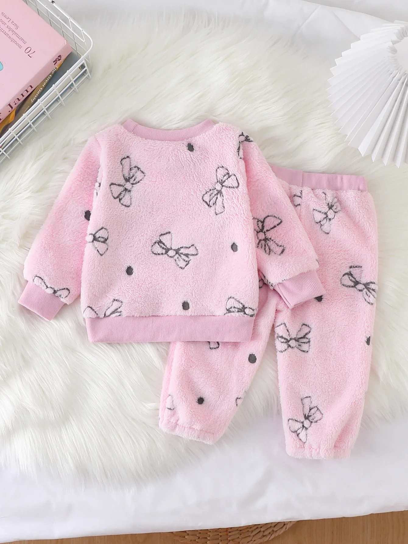 Lässiges zweiteiliges Set für Babymädchen: Oberteil mit Rundhalsausschnitt, langen Ärmeln und Schleifenmuster sowie lange Hose, ideal für Herbst- und Winterkleidung. – Detail 5