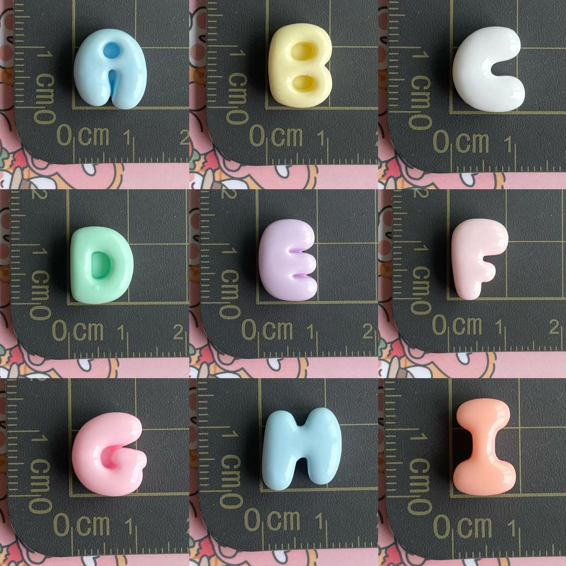 100 Uds. De una sola elección, 26 letras en inglés, mini accesorios pequeños de resina, pegamento en crema con letras, clip para el pelo, material de accesorios para funda de teléfono