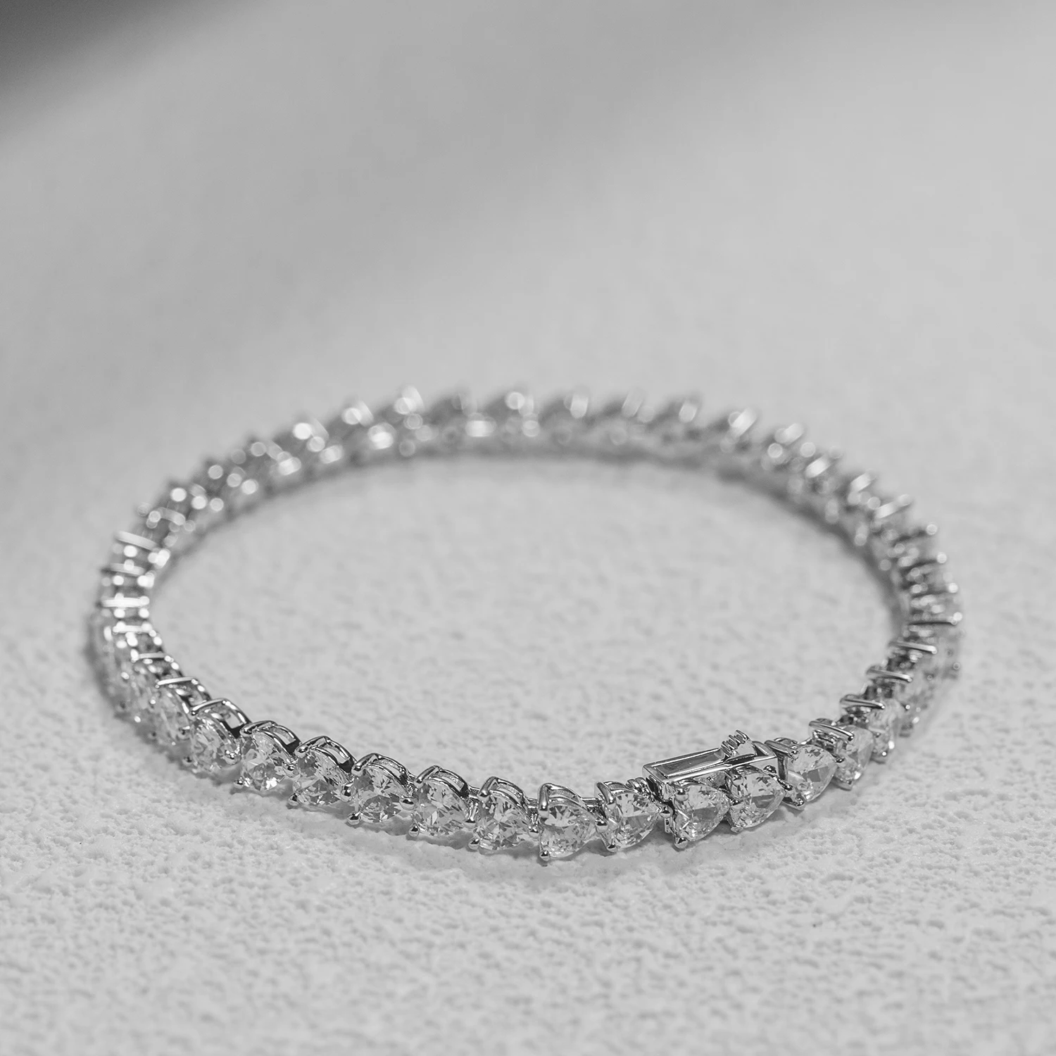 pulsera-de-tenis-con-circonitas-5a-de-corte-marquesa-chapada-en-cobre-y-rodio-joyeria-para-mujer-regalo-para-novias-graduaciones-y-san-valentin-diseno-marquesa-brillante