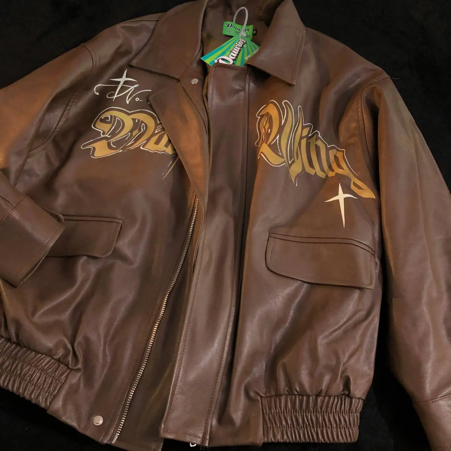 سترة جلدية صناعية نسائية جديدة للربيع والخريف بأسلوب أمريكي، ذات ياقة مقلوبة وطباعة حروف، بلون القهوة، فضفاضة وغير رسمية