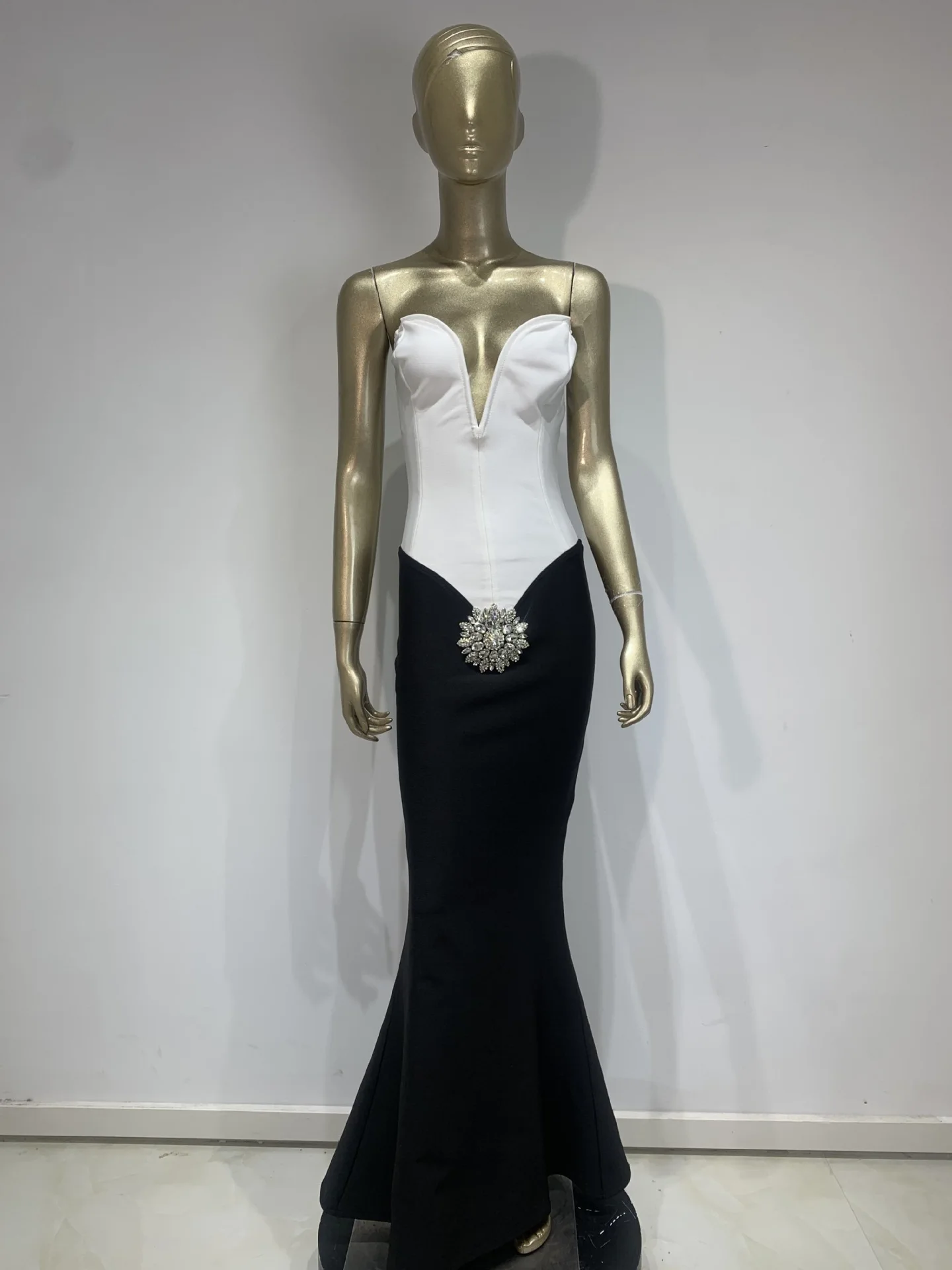 

Faionable Bla And White Spliced Wrap Dr Par Evening Gown Hot S Cross-Border New Sle Cusizable Design Service