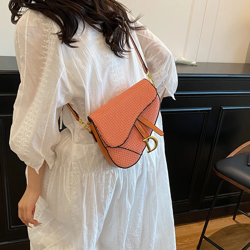 กระเป๋าสะพายหนังหรูหราสําหรับผู้หญิง, กระเป๋าสะพายข้างคลาสสิกโดยแบรนด์หรู, กระเป๋าถือดีไซน์เนอร์ชื่อดังอินเทรนด์