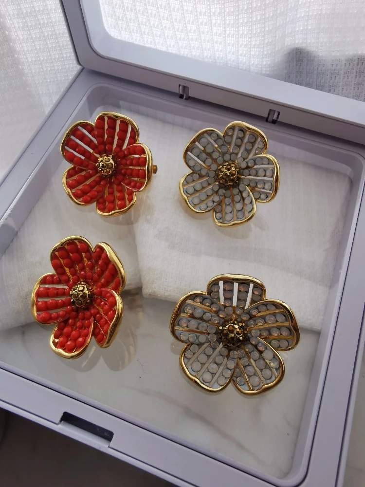 

Серьги-гвоздики женские из латуни с цветными бусинами и 18-каратным золотом