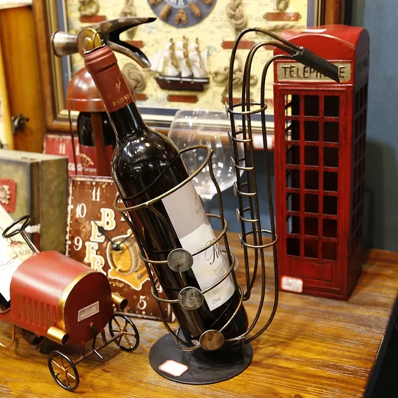 מעמד יין בעיצוב כלי נגינה וינטג'