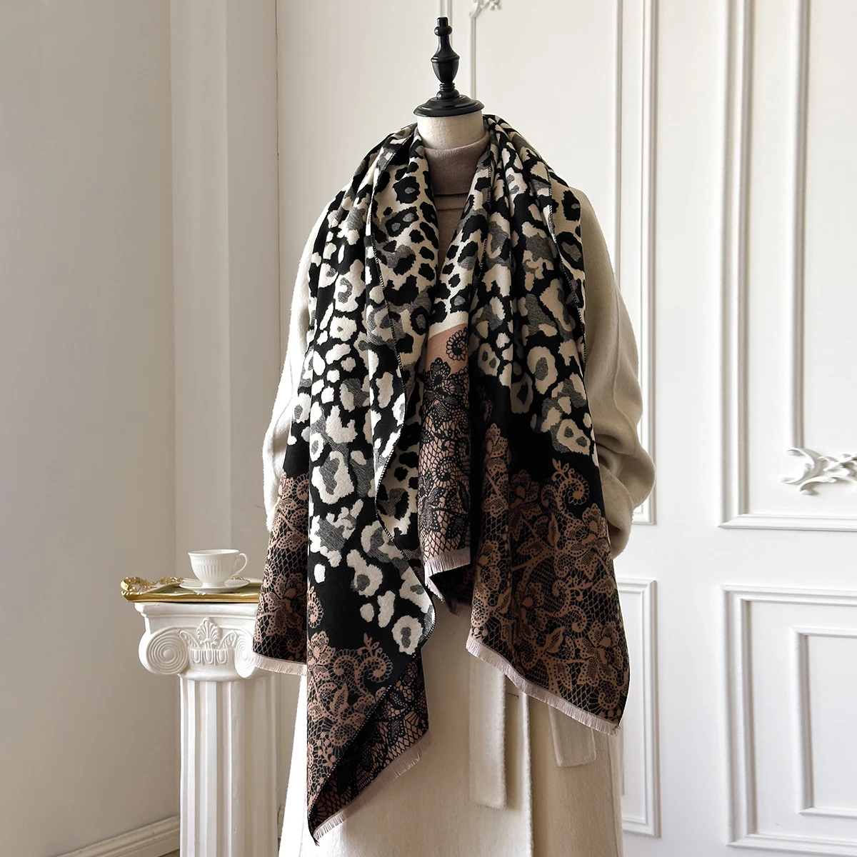 

Новинка 2025 года, утолщенный роскошный зимний шарф для женщин, двусторонний искусственный кашемир, жаккардовая шерстяная накидка из пашмины с леопардовым принтом