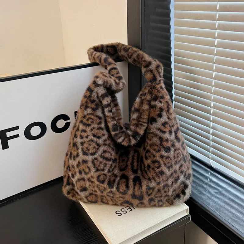 

Luxury Trendy Tote Bag For Women Featuring Elegant Leather And Letter Logo Perfect For Paris Fashion
