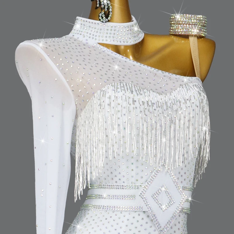 New White Latin Dance Competition Dress gonna corta per Senior Performance Ballroom Costume per le donne Cocktail abbigliamento Sexy femminile Nuovi prodotti e serie Personalizzazione Avanzata Abito da Ballo Unico Moda