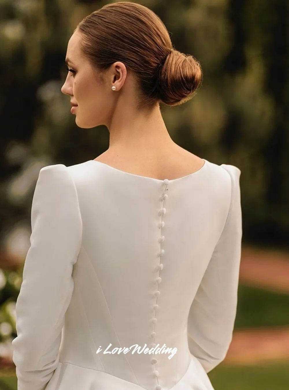 Белые свадебные платья с круглым вырезом 2025 года, с длинными рукавами и пуговицами, арабские свадебные платья трапециевидной формы, мусульманские длиной до пола, со шлейфом, плиссированные по индивидуальному заказу