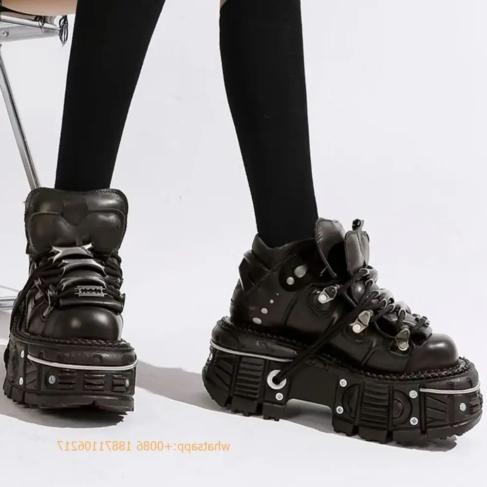 

Короткие ботинки с металлической цепочкой и заклепками в стиле панк-рок 2025 года для мужчин и женщин, повседневные уличные модные спортивные туфли-лодочки с граффити, осень, новые круглые