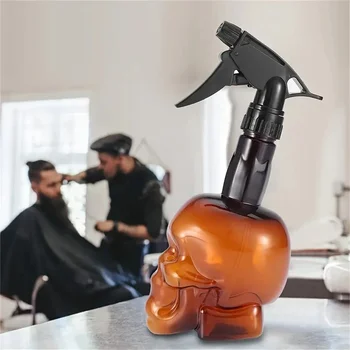 בקבוק פלסטיק עם דמות גולגולת בקבוק ספריי לקעקועים ומשאבת פומינג לנוזל השיער בסלון מוס וציוד לקעקועים