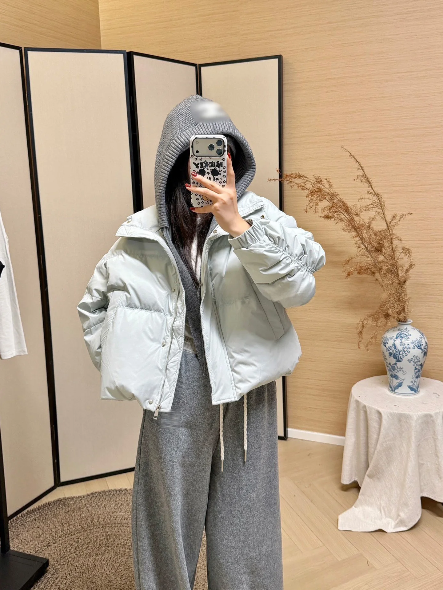 

Зимний модный комплект: белый пуховик 90% из утиного пуха и шерстяные брюки с вышивкой от JONIbyBEB – теплый повседневный стиль для женщин