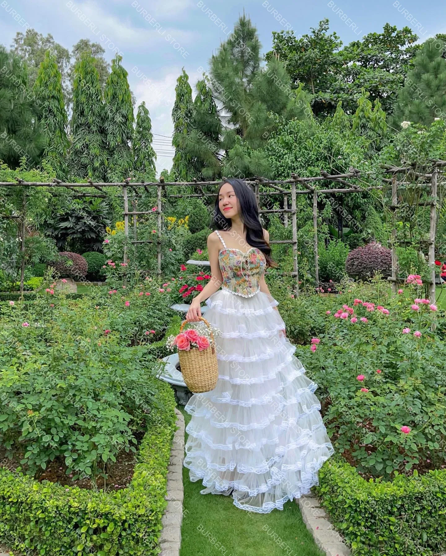 أنيقة تول ألف خط التنانير النسائية الطويلة جميلة الأبيض الدانتيل حافة تنورة الزفاف منتفخ الكشكشة المتدرج شبكة التنانير حفلات الزفاف