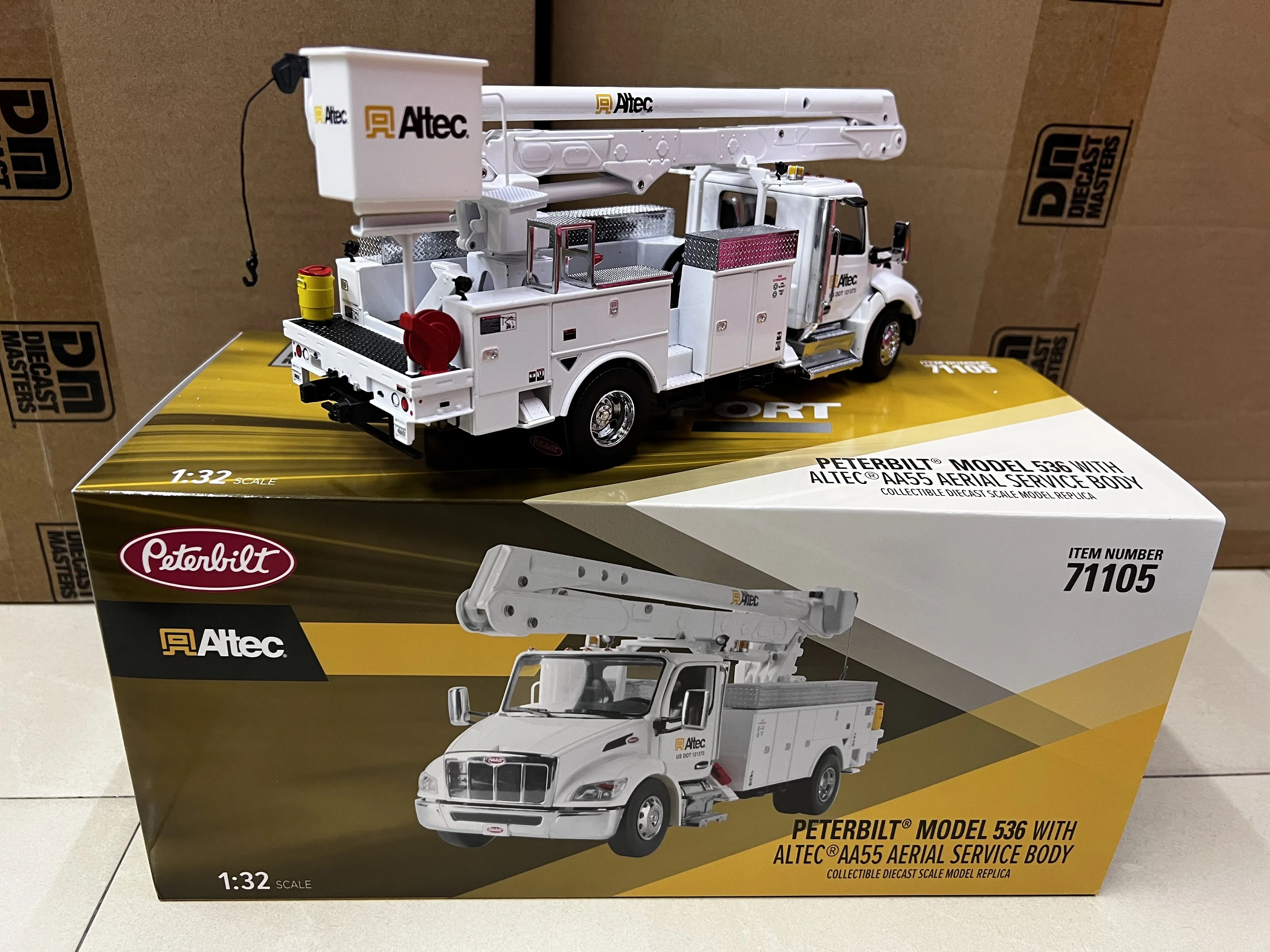 Collectible Diecast Toy Model DM 1:32 Scale Altec,PETERBILT 536 Bucket Truck Vehicles Alloy Model for Gift,Decoration 71105