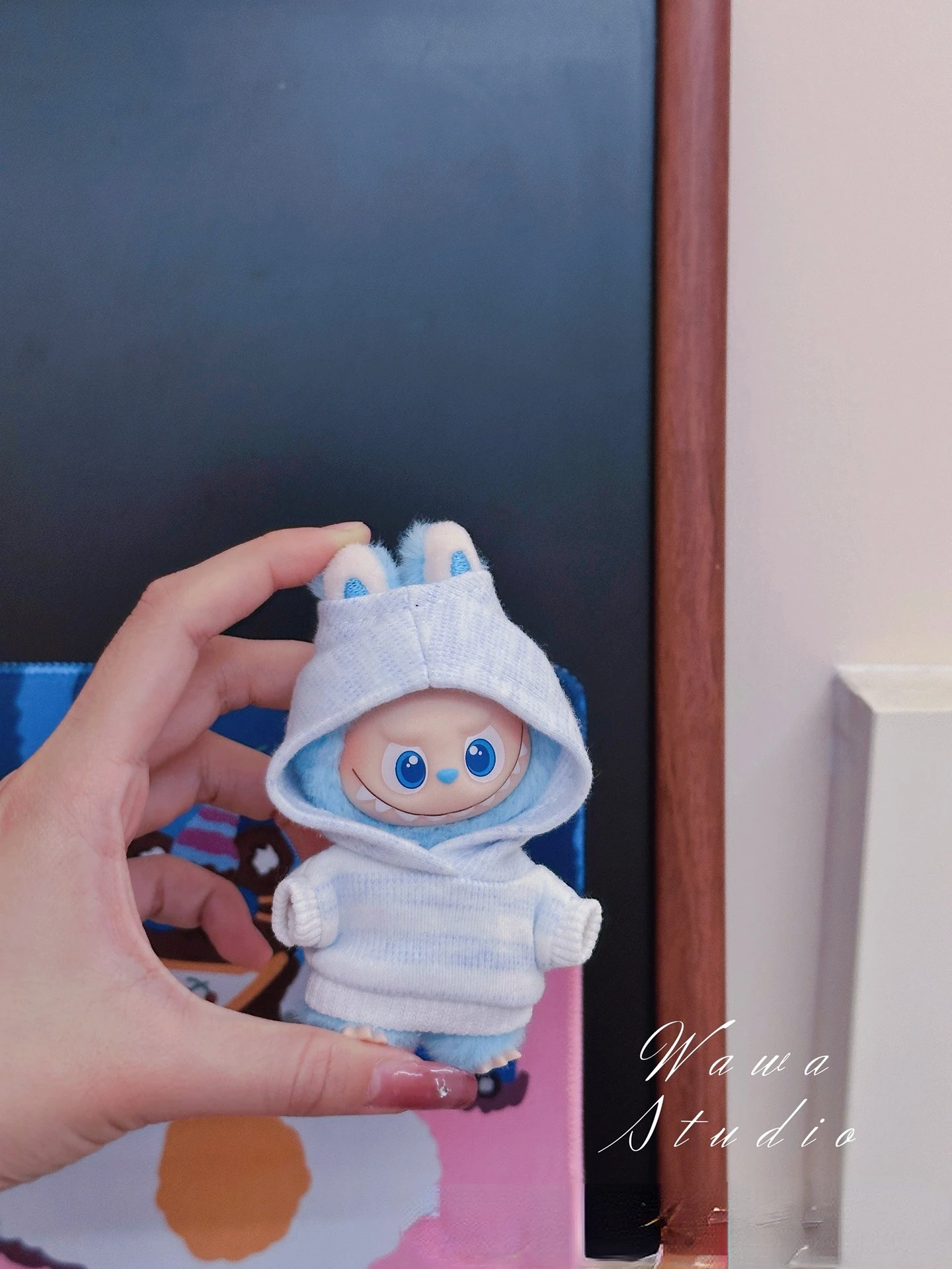 Nova roupa de boneca para 4a geração Mini LABUBU 4.0 Pin For Love Series com capuz listrado de 10 cm com asas de anjo – opções multicoloridas