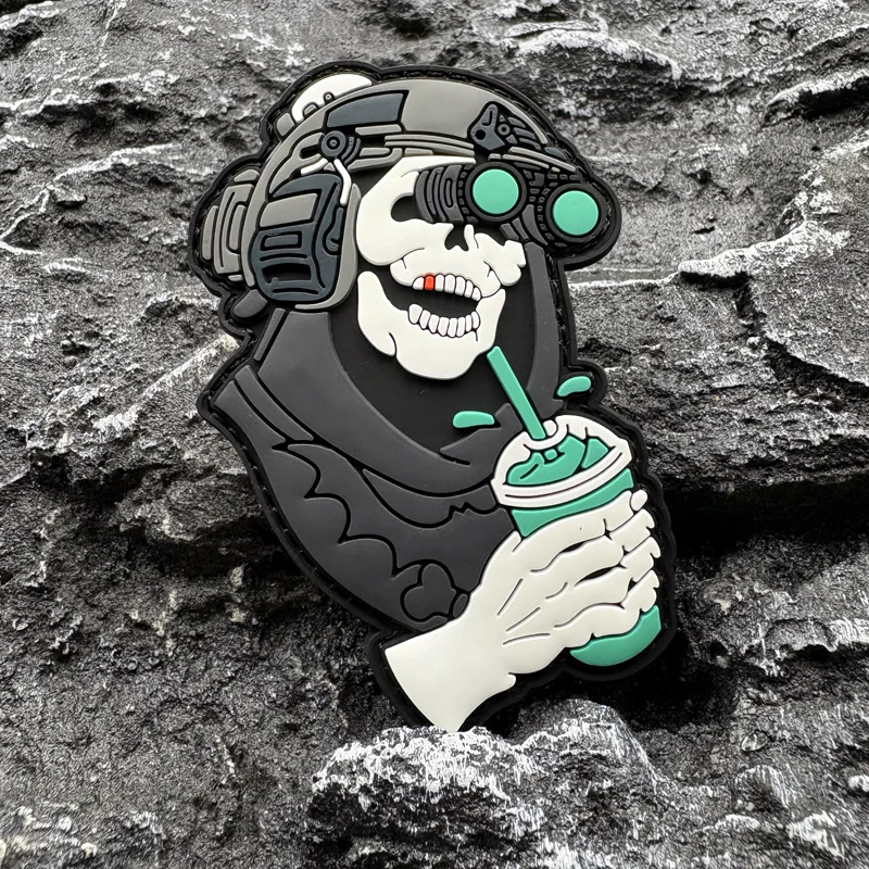 

Значок-нашивка «Скелет пить пить» из ПВХ с эффектом свечения в темноте, подложка на крючках и петлях, подходит для украшения сумок, рюкзаков, жилетов и одежды
