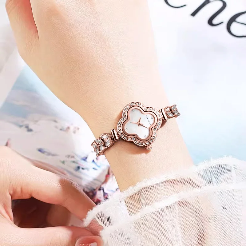 ساعة KUNHUANG النسائية كاجوال عصرية على طراز البرسيم كوارتز