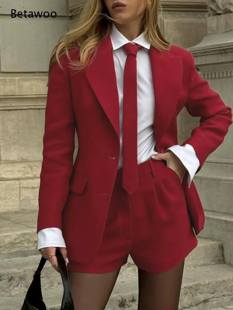 Ensemble deux pièces rouge vif : Blazer à revers pointus et simple boutonnage, et short plissé taille haute assorti