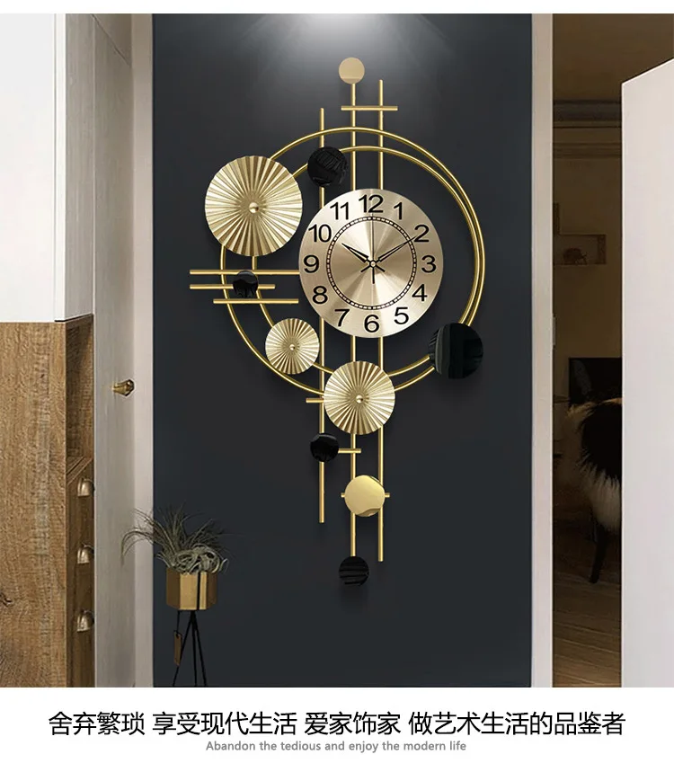 Поживите до старых часов, украшают входную стену гостиной с настенными часами из кованого железа.