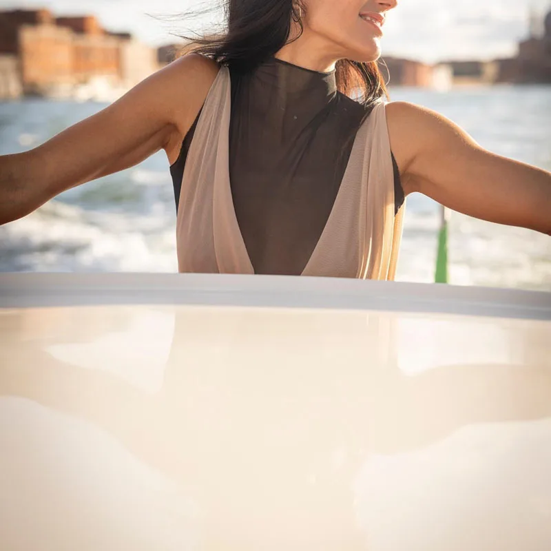 Abito da ballo sexy in rete impiombata con scollo a U increspato Primavera solido trasparente attraverso abito lungo sottile Abito estivo senza maniche con maxi abiti