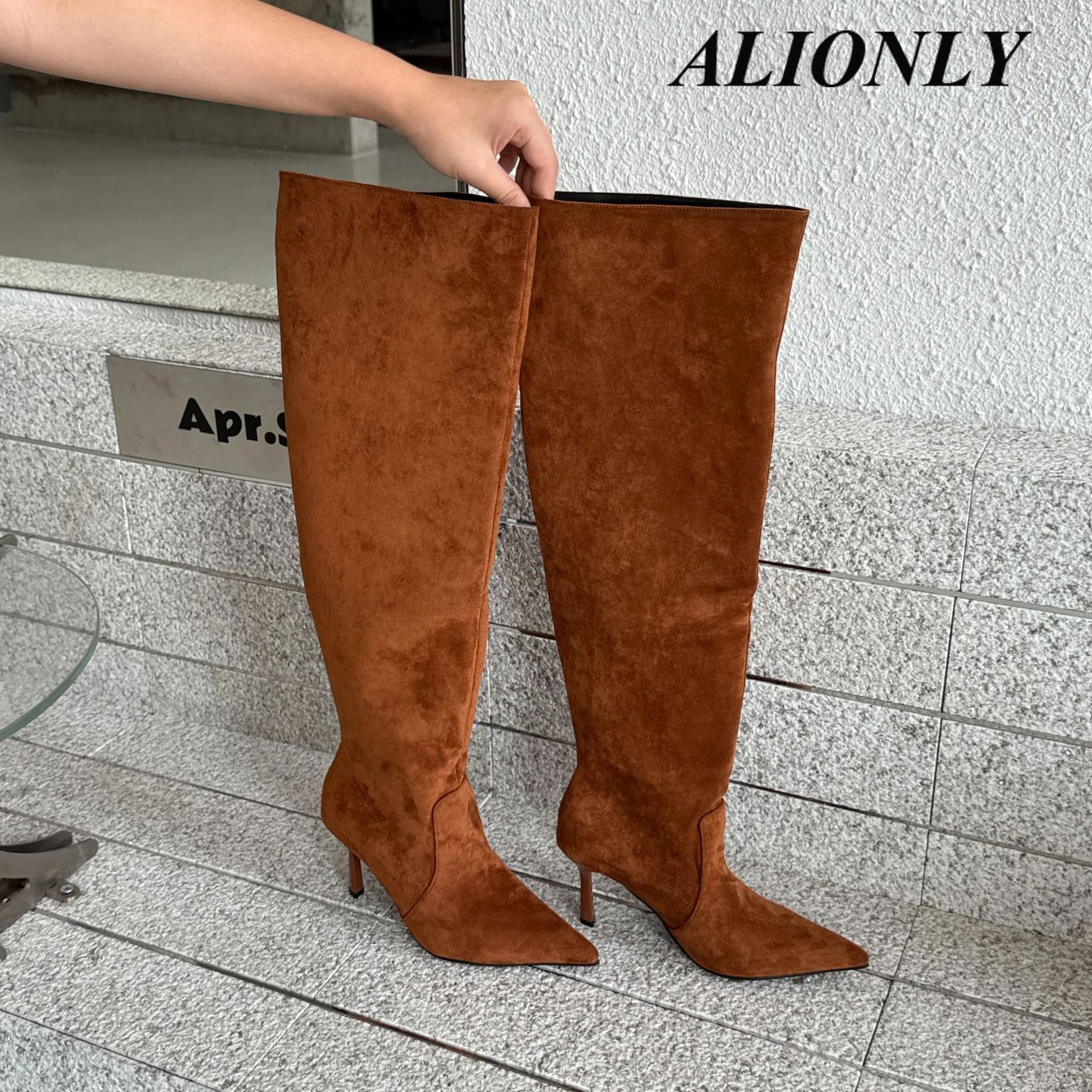 

Alionly 2026 New Fashion Pointed Toe Knee-High Boots Women Design Embroidery Western Square High Heels Autumn Winter Shoes