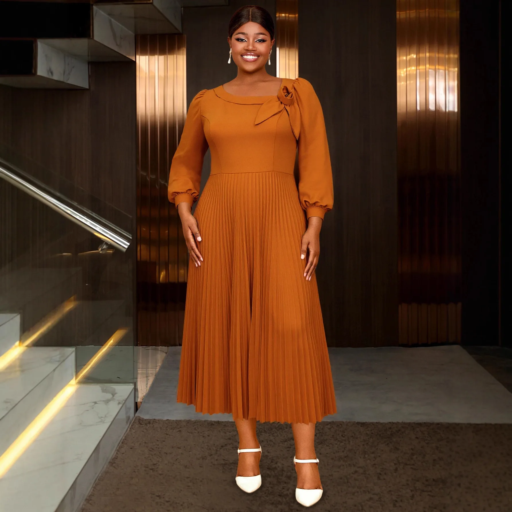 

Африканское женское платье А-силуэта миди с асимметричным воротником, длинными пышными рукавами, плиссировкой и цветочным узором – стильный наряд для вечеринок, офиса и повседневной носки