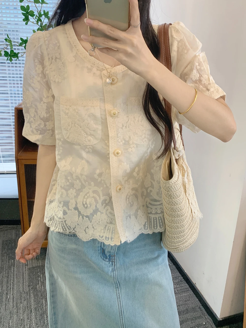 

Summer New ort Sve Embroidered Lace Hem irt Women's Design Bubble Sve Top Loose Fit round Ne Pure Color Button Cl...