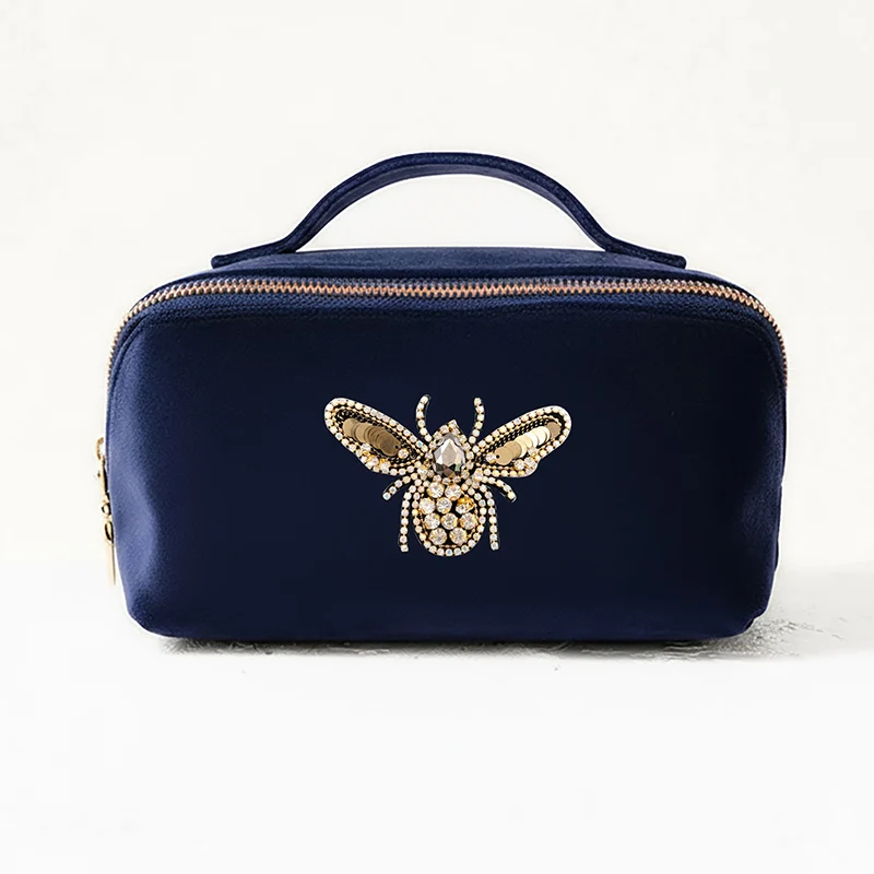 

Бархатная косметичка с вышивкой: вместительная, незаменимая для хранения вещей