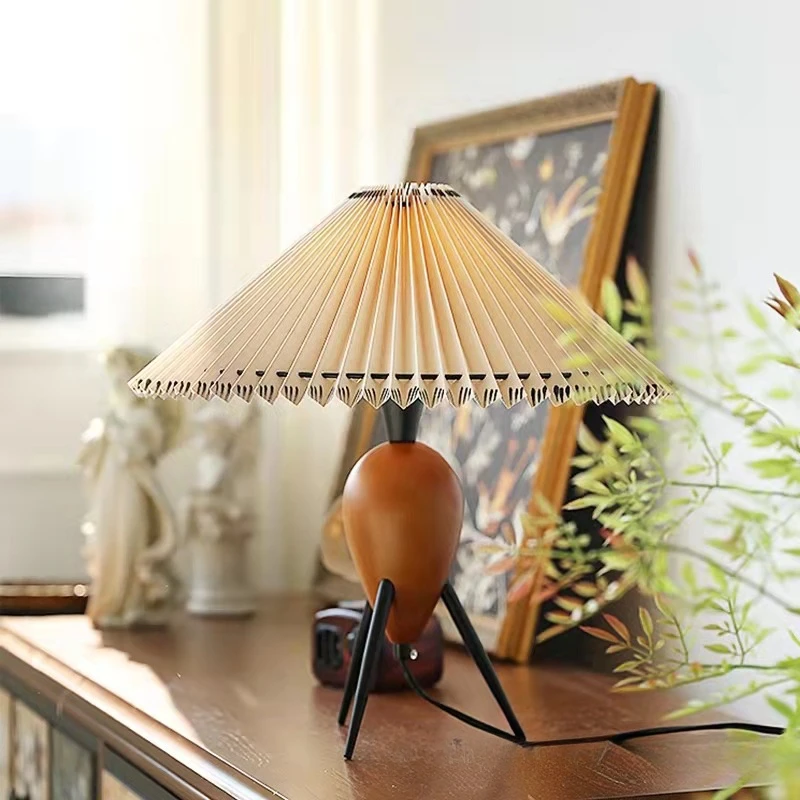 

Vintage Retro High-End Feeling Instagram Internet Celebrity Atmosphere Bedroom Headboard Pleated Small Desk Lamp