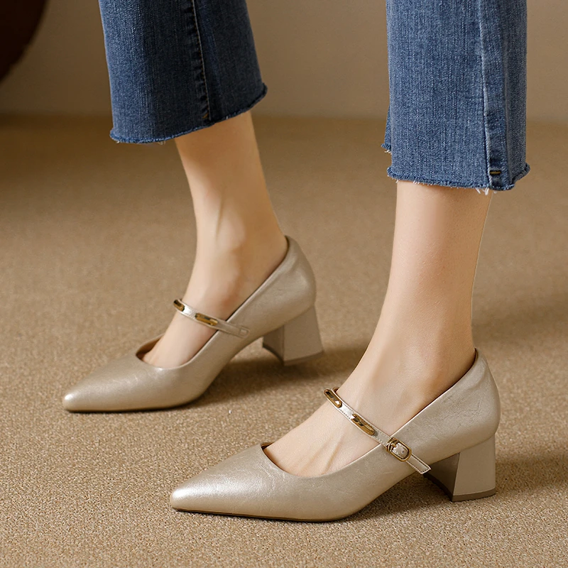 

Новые летние туфли с одним ремешком, металлической пряжкой, острым носком, на низком каблуке-рюмочке, с противоскользящей подошвой