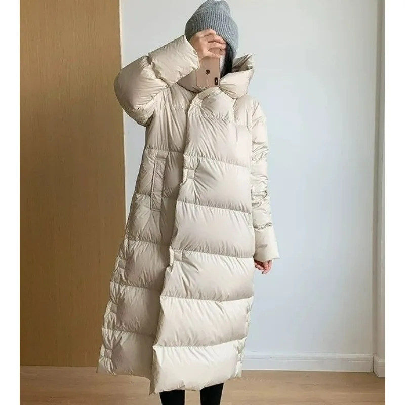 2025 Nowy styl długa, do kolan, pogrubiona kurtka z kapturem z białego kaczego puchu, luźna, wysokiej klasy kurtka na zimę, ciepła, prosta kurtka puchowa